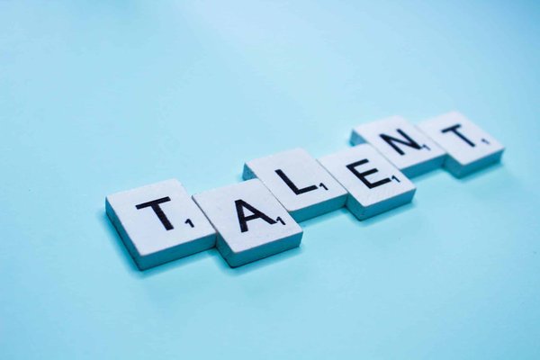 Quels sont les conseils pour organiser une compétition de talents locaux?