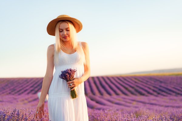Robe bohème blanche longue : votre pièce maîtresse d'élégance